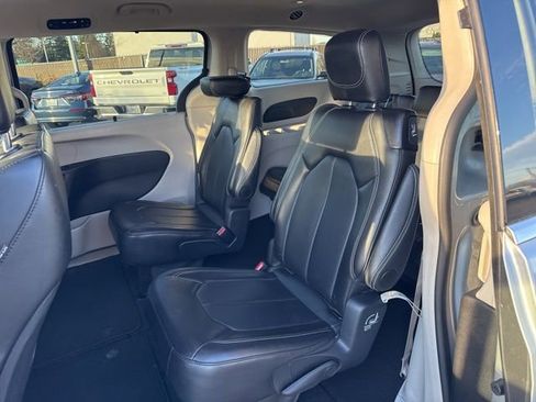 Used 2024 Chrysler Pacifica Touring-L image 14