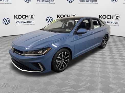 Used 2025 Volkswagen Jetta SE image 3