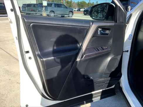 Used 2018 Toyota RAV4 XLE image 21