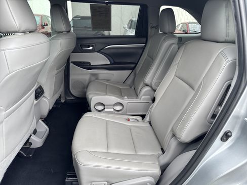 Used 2019 Toyota Highlander Limited FWD image 19