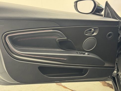 Used 2023 Aston Martin DB11 Volante image 11