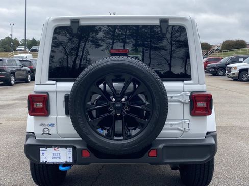 Used 2023 Jeep Wrangler Sahara image 4