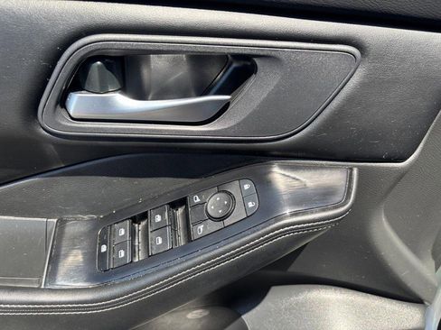 Used 2025 Nissan Rogue SV AWD/4WD image 9