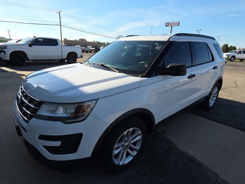 Used 2017 Ford Explorer FWD image 3