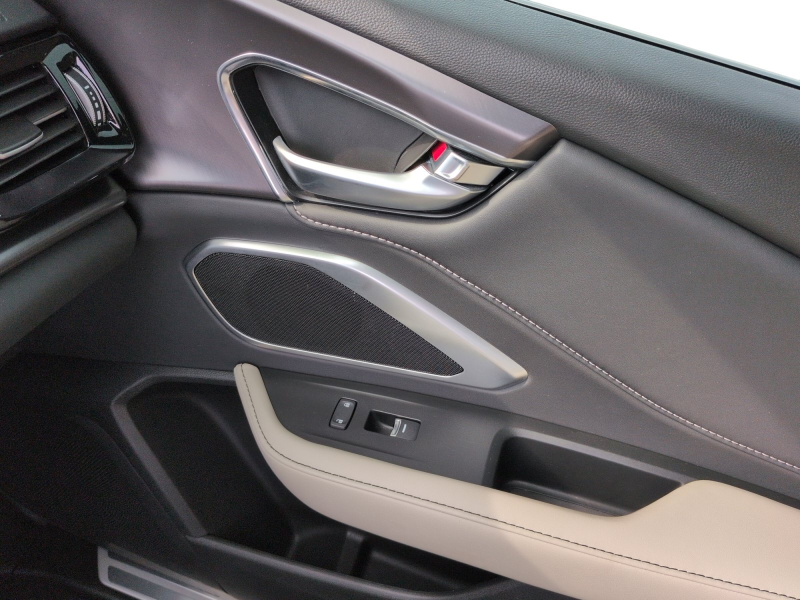 Used 2025 Acura RDX SH-AWD image 25