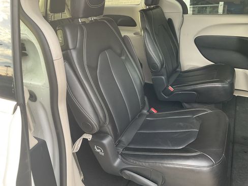 Used 2024 Chrysler Pacifica Touring-L image 56