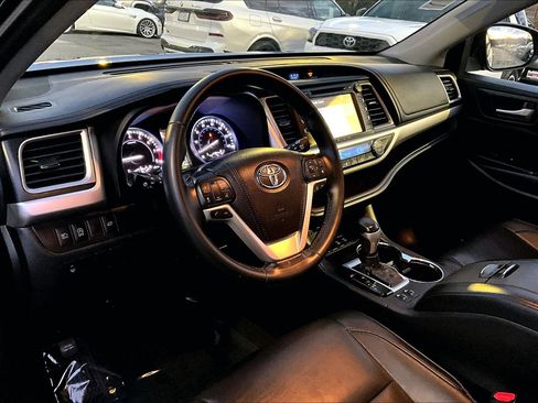 Used 2017 Toyota Highlander XLE image 13