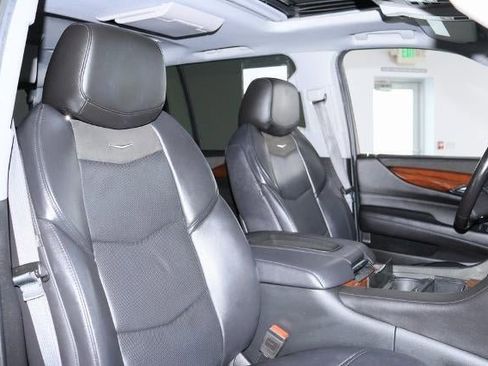 Used 2019 Cadillac Escalade ESV Premium Luxury image 22