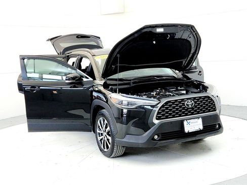 Used 2022 Toyota Corolla Cross XLE image 9
