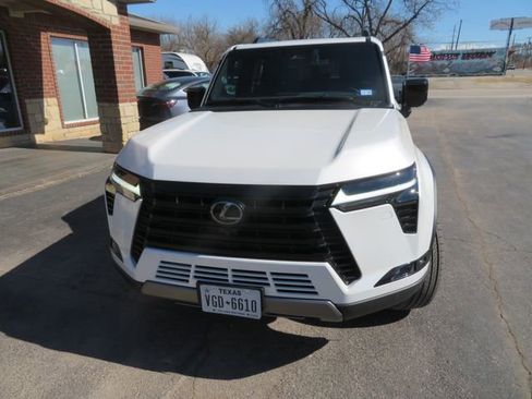 Used 2024 Lexus GX 550 Overtrail image 2