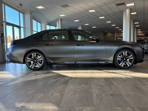 Used 2025 BMW 760i xDrive w/ Executive Package image 2