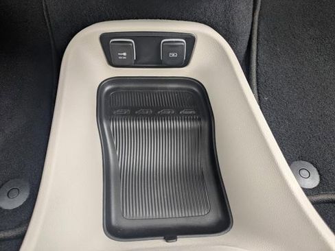 Used 2021 Chrysler Pacifica Touring-L image 12