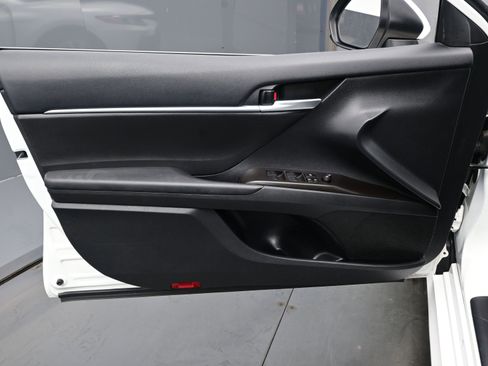 Used 2024 Toyota Camry LE image 9