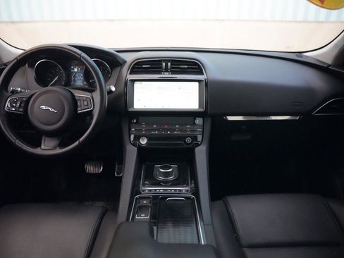 Used 2019 Jaguar F-PACE AWD/4WD image 35