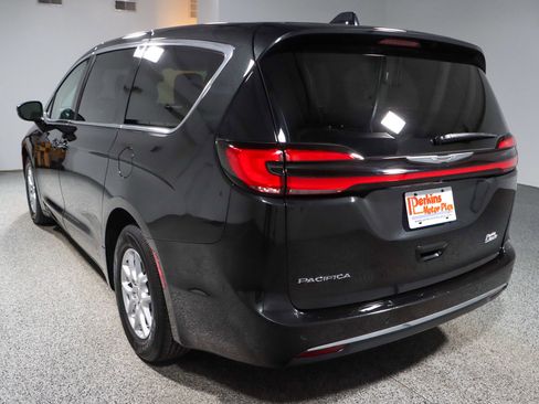 Used 2023 Chrysler Pacifica Touring-L FWD image 9