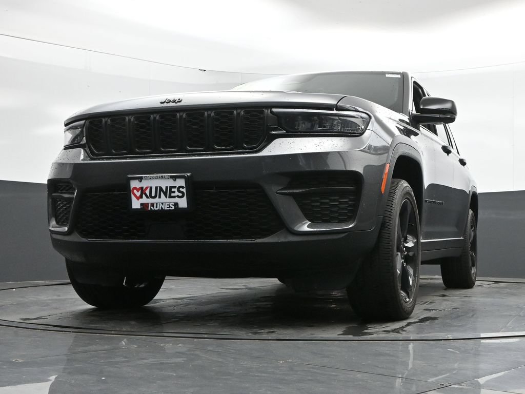 Used 2025 Jeep Grand Cherokee Altitude AWD/4WD image 45