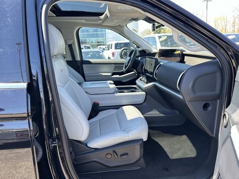 Used 2025 Ford Expedition Platinum w/ Driver's Package AWD/4WD image 20