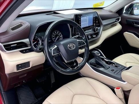 Used 2021 Toyota Highlander XLE image 14