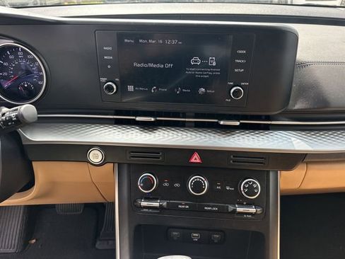Used 2024 Kia Carnival LX FWD image 20