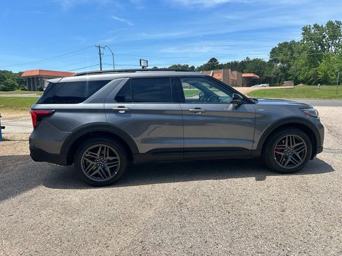 Used 2025 Ford Explorer ST-Line w/ ST-Line Street Pack AWD/4WD image 16