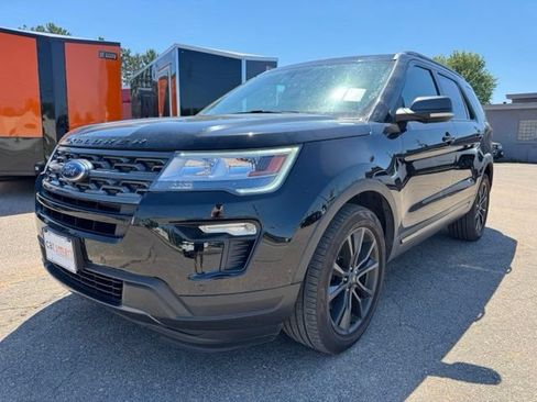Used 2018 Ford Explorer XLT w/ XLT Appearance Package AWD/4WD image 3