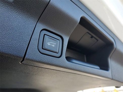 Used 2023 GMC Acadia SLE w/ Driver Convenience Package image 7