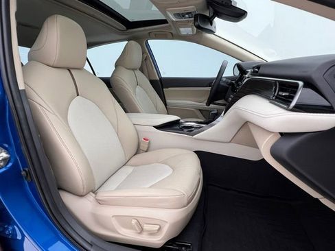 Used 2020 Toyota Camry XLE w/ Sunroof Package FWD image 15