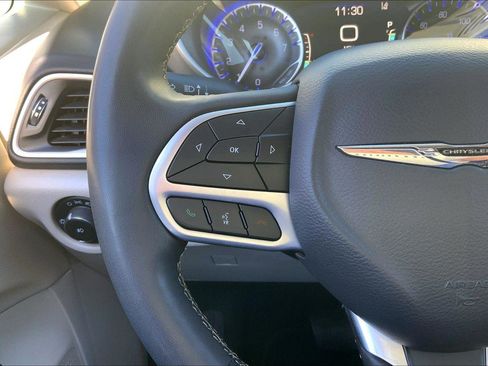 Used 2023 Chrysler Pacifica Touring-L image 17