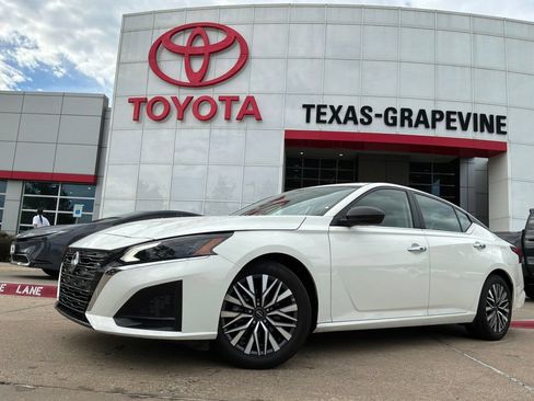 Used 2025 Nissan Altima 2.5 SV FWD image 2