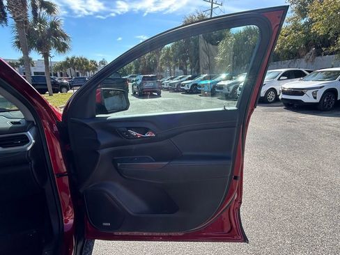 Used 2023 GMC Acadia SLT image 29