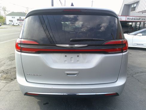 Used 2024 Chrysler Pacifica Touring-L FWD image 4