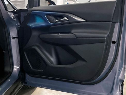 Used 2025 Chevrolet Equinox EV LT w/ Convenience Package image 12