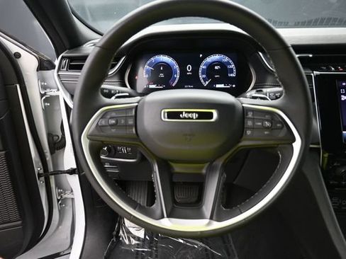 Used 2025 Jeep Grand Cherokee Altitude AWD/4WD image 19