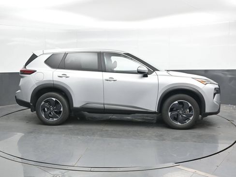 Used 2025 Nissan Rogue SV AWD/4WD image 3