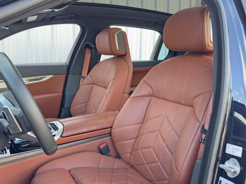 Used 2023 BMW 760i xDrive image 52