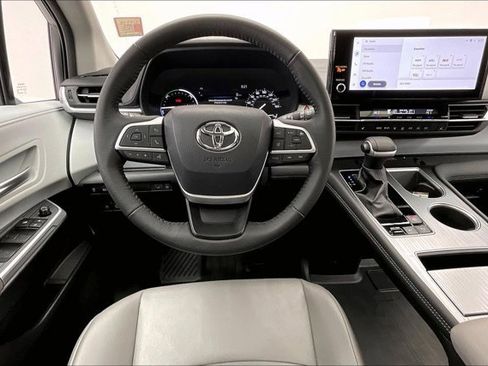 Used 2025 Toyota Sienna XLE image 4