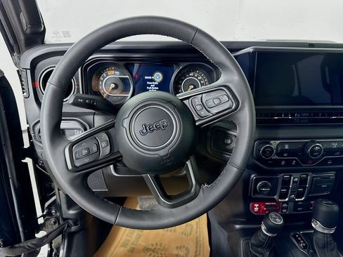 Used 2025 Jeep Wrangler Unlimited Rubicon AWD/4WD image 12