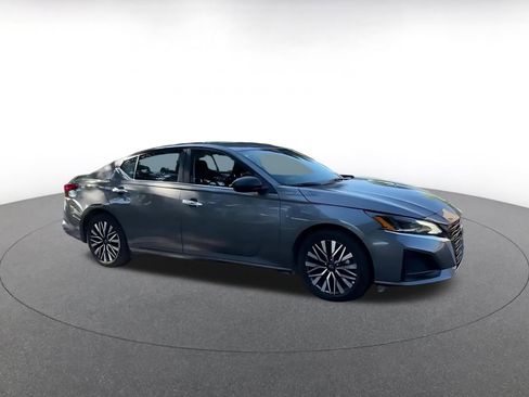 Used 2025 Nissan Altima 2.5 SV FWD image 2