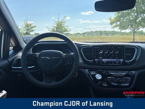 Used 2025 Chrysler Pacifica Limited FWD image 2