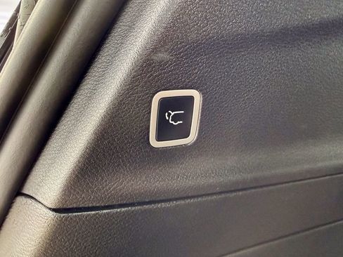 Used 2025 Chrysler Pacifica Select image 18