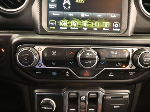 Used 2023 Jeep Wrangler Unlimited Sahara image 23