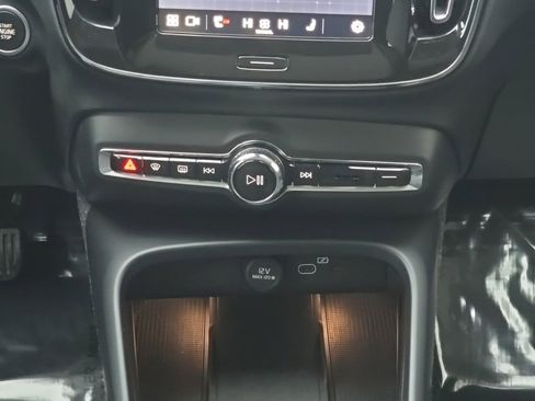 Certified 2025 Volvo XC40 B5 Core image 18