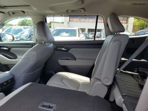 Used 2022 Toyota Highlander XLE FWD image 9