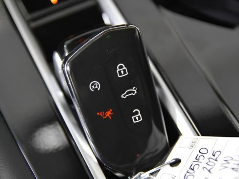 Used 2025 Volkswagen Atlas SE image 32