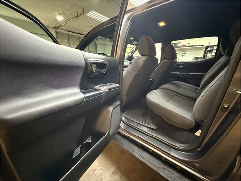 Used 2017 Toyota Tacoma TRD Off-Road AWD/4WD image 23