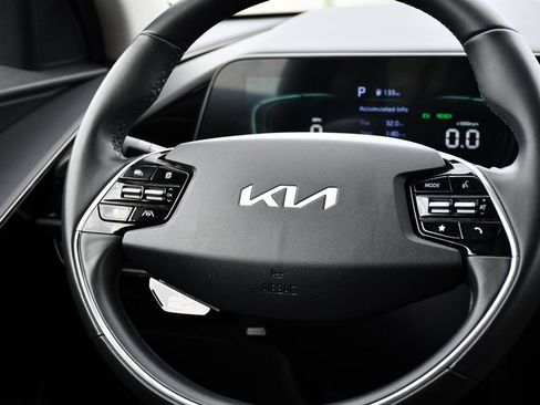 Used 2024 Kia Niro EX FWD image 25