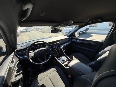 New 2025 Jeep Grand Cherokee Altitude image 18