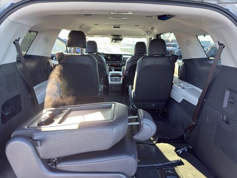 Used 2024 Kia Carnival EX image 31