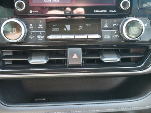 Used 2021 Toyota Highlander XLE AWD/4WD image 24