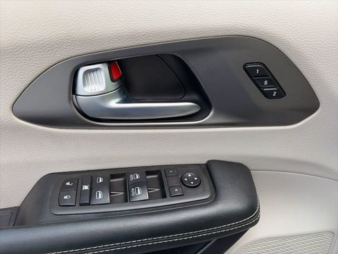 Used 2021 Chrysler Pacifica Touring-L image 15
